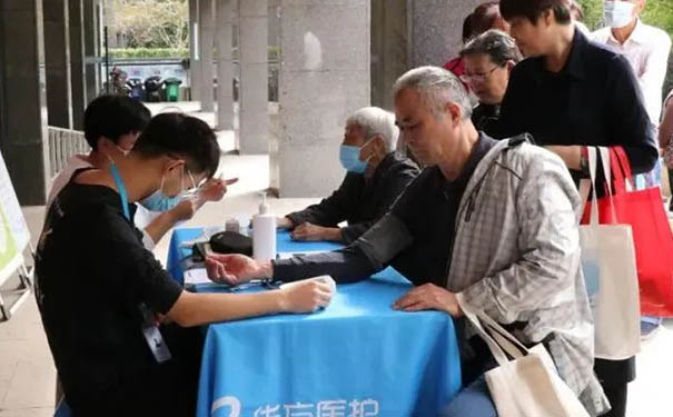 杭州華方醫(yī)院進(jìn)社區(qū)，義診送溫暖